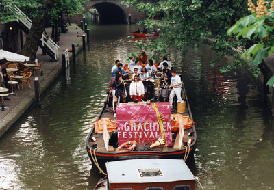 123558 Gezicht op een muziekboot op de Oudegracht te Utrecht waarop, in het kader van het WK Grachtenfestival, een live ...