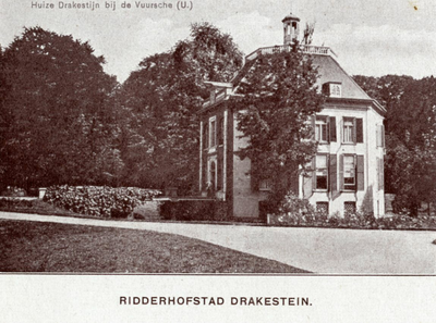 92370 Gezicht op de voor- en rechtergevel van het kasteel Drakestein te Lage Vuursche (gemeente Baarn).