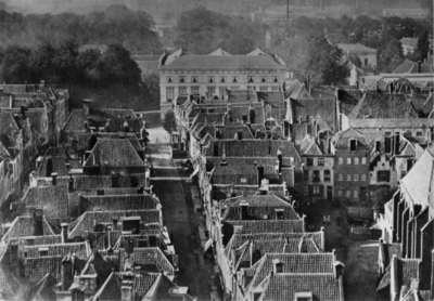 123905 Overzicht van de binnenstad van Utrecht, vanaf de Domtoren, uit het noordoosten, met in het midden de ...