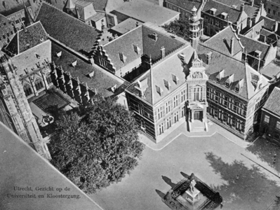 123801 Gezicht op het Academiegebouw (Domplein 29) te Utrecht, vanaf de Domtoren.