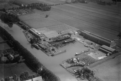 120021 Luchtfoto van de Scheepswerf en Machinefabriek De Liesbosch aan het Merwedekanaal te Jutphaas.N.B. Dit gedeelte ...