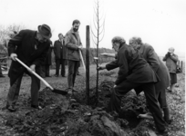 88810 Afbeelding van het planten van de eerste boom in het Kloosterpark te De Meern (gemeente Vleuten-De Meern) met ...