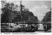 83692 Gezicht op de Molenbrug over de Stadsbuitengracht te Utrecht, uit het noorden, met op de achtergrond de molen De ...