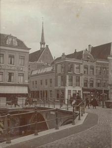 86819 Gezicht op de Hamburgerbrug over de Oudegracht te Utrecht, met in het midden de ingang van de Hamburgerstraat en ...