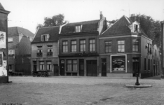 43480 Gezicht op de huizen Waterstraat 29 (rechts) -33 te Utrecht, vanaf het Jacobskerkhof, uit het zuiden. Links de ...