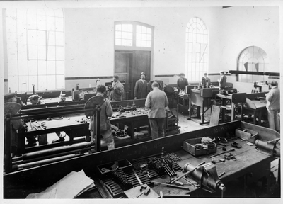 19877 Interieur van de fabriek van de N.V. Electro-apparatenfabrieken systeem Coq (Kanaalweg) te Jutphaas met enkele ...