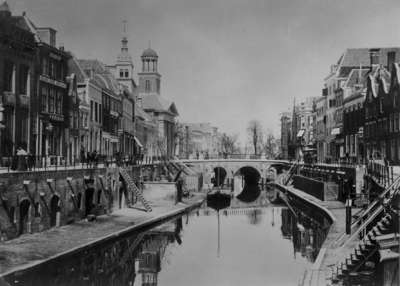 86792 Gezicht op de Oudegracht te Utrecht, met in het midden de Viebrug en links het Hotel De Duitsche Adelaar ...