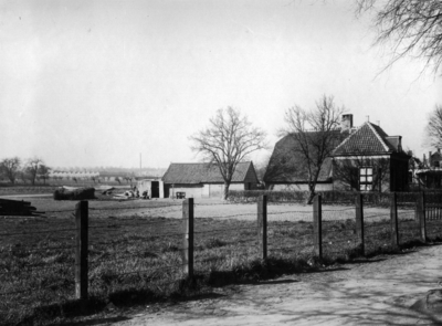 41627 Gezicht op een boerderij aan de westkant van de Croeselaan te Utrecht, vóór de sloop ten behoeve van de bouw van ...