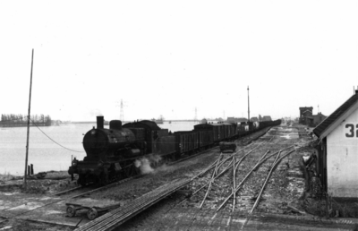 160433 Afbeelding van de stoomlocomotief nr. 3752 (serie 3700/3800) van de N.S. met een goederentrein bij het ...