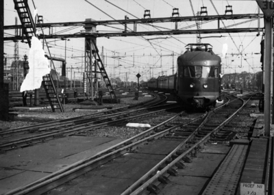 154791 Gezicht op het emplacement aan de oostzijde van het N.S.-station Amsterdam C.S., met een trein bestaande uit ...