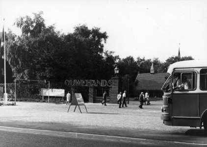 154219 Afbeelding van een autobus van de N.B.M. tijdens een dagtocht bij de ingang van Ouwehands Dierenpark te Rhenen.
