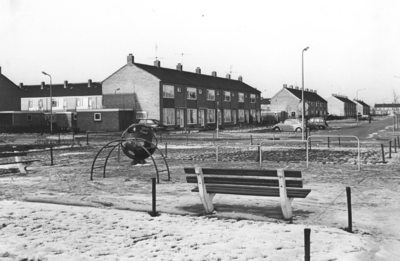 89040 Gezicht over de speelplaats aan de Nieuwe Vaart en in de Herman Heijermansstraat te Vleuten (gemeente Vleuten-De ...