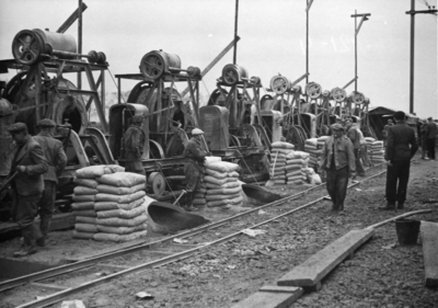 164309 Afbeelding van de fabricage van beton langs de spoorlijn bij Duivendrecht ten behoeve van de baanverzwaring ...