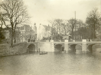 83780 Gezicht op de Tolsteegbrug over de Stadbuitengracht te Utrecht, uit het zuidwesten.