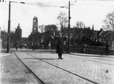 83755 Afbeelding van een verkeersagent op de Catharijnesingel te Utrecht, ter hoogte van de Willemsbrug (achtergrond).