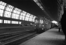 161036 Afbeelding van een electrische trein bestaande uit rijtuigen mat. 1924 ( Blokkendozen ) van de N.S. onder de ...
