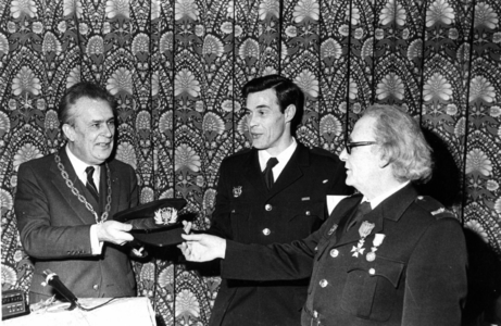 90665 Afbeelding van het afscheid van W. J. S. Hoogstraten die na 44 jaar zijn functie bij de vrijwillige brandweer van ...
