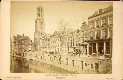 122351 Gezicht op de Oudegracht te Utrecht met links de huizen aan de Donkere Gaard, rechts de voorgevels van enkele ...