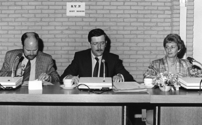 91092 Afbeelding de nieuwe fractie van de VVD voor de gemeenteraad van de gemeente Vleuten-De Meern in de raadzaal van ...