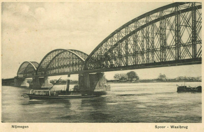 161901 Gezicht op de spoorbrug over de Waal te Nijmegen.