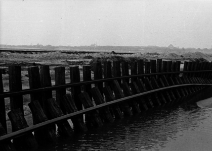 157044 Afbeelding van een weggespoelde spoorlijn nabij Moerdijk of Bergen op Zoom, na de watersnoodramp.