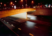 120273 Gezicht op het Moreelseviaduct over de Catharijnebaan te Utrecht, bij avond.