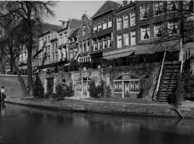 66699 Gezicht op de huizen met werfkelders Oudegracht 120-132 te Utrecht met geheel links een deel van de Jansbrug.