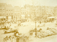 24717 Gezicht op de Neude te Utrecht, uit het westen, tijdens een warenmarkt.