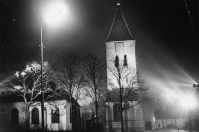89459 Gezicht op de N.H. kerk (Schoolstraat 5) te Vleuten (gemeente Vleuten-De Meern) bij avond. N.B. De gemeente ...