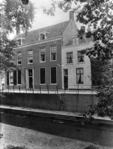 86313 Gezicht op de voorgevels van de huizen Nieuwegracht 185 (rechts, Hortulanuswoning )-187 (hoogleraarswoning) te Utrecht.