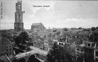 26356 Gezicht op de huizen aan de oostkant van de Oudegracht Tolsteegzijde te Utrecht vanaf de zolderverdieping van een ...