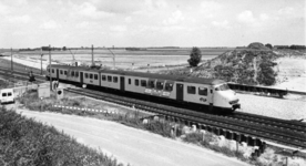 155622 Afbeelding van een electrisch treinstel mat. 1964 (plan V) van de N.S. te Lage Zwaluwe bij de grondwerkzaamheden ...