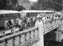 83763 Gezicht op de verkeersdrukte op de Willemsbrug over de Stadsbuitengracht te Utrecht, uit het noorden.