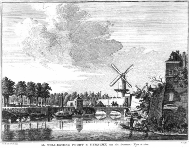 36382 Gezicht over de stadsbuitengracht op de stadswal te Utrecht met de Tolsteegbrug en -poort en daarachter de ...