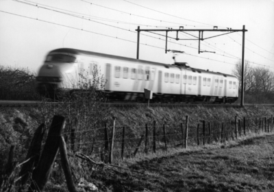 155619 Afbeelding van een electrisch treinstel mat. 1964 (plan V) van de N.S. bij Culemborg.