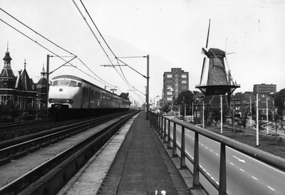 151896 Afbeelding van een electrisch treinstel mat. 1964 (plan T) van de N.S. op het spoorviaduct te Delft, met rechts ...