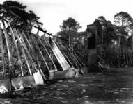 125257 Gezicht op de restanten van het door brand verwoeste kamphuis van de Stichting Recreatiecentrum het Grote Bos te ...