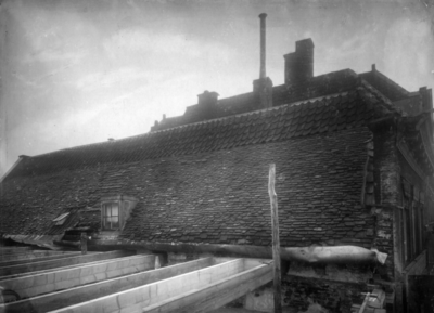 67692 Afbeelding van de uit 1773 daterende, uit tegels bestaande, dakbedekking op de noordzijde van het dak van het ...