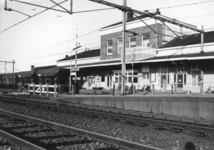 150397 Gezicht op een gedeelte van de achtergevel van het N.S.-station Heerenveen te Heerenveen.
