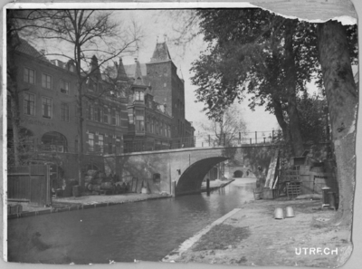 66713 Gezicht op de Oudegracht en de Jansbrug te Utrecht met links enkele huizen aan de westzijde van de gracht. In het ...