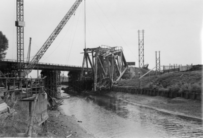 155340 Gezicht op de werkzaamheden aan de spoorbrug over de Zuid Willemsvaart te Weert.