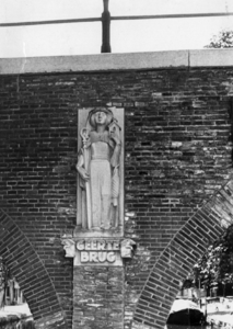 83685 Afbeelding van het door J. van Luyn vervaardigde beeld van de St. Geerte. Het beeld is geplaatst in de noordzijde ...