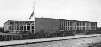 72025 Gezicht op de J.W. van de Meeneschool voor Nederlands Hervormd lager onderwijs (Ridderlaan 4) te Utrecht, op de ...