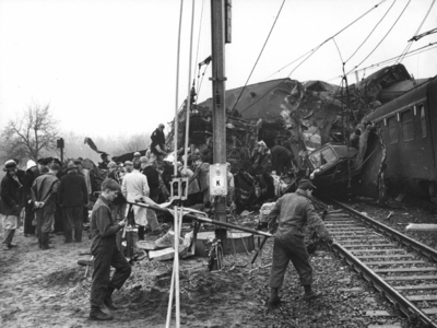 157524 Afbeelding van reddingswerkers op zoek naar slachtoffers tussen de wrakstukken van de bij de treinramp te ...