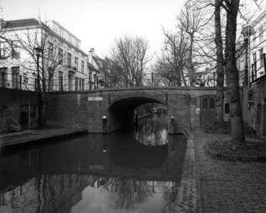 83614 Gezicht op de Quintijnsbrug over de Nieuwegracht te Utrecht, uit het zuidoosten.