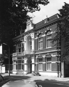 63112 Gezicht op de voorgevel van het huis Maliebaan 16 te Utrecht, uit het oosten.