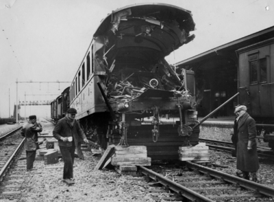 164642 Afbeelding van een zwaar beschadigd rijtuig van de N.S. na een achteroprijding door een D-trein uit Duitsland te ...
