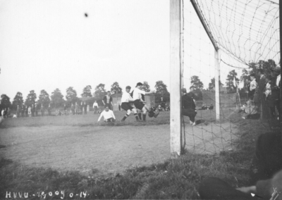 121428 Afbeelding van een spelmoment in de nederlaagwedstrijd tussen H.V.V.U. (Handelsreizigers Voetbal Vereniging ...
