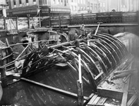 40797 Gezicht op de werkzaamheden ten behoeve van de verbreding van de Viebrug over de Oudegracht te Utrecht: stellen ...