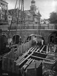 40792 Afbeelding van de werkzaamheden ten behoeve van de verbreding van de Viebrug over de Oudegracht te Utrecht: slaan ...